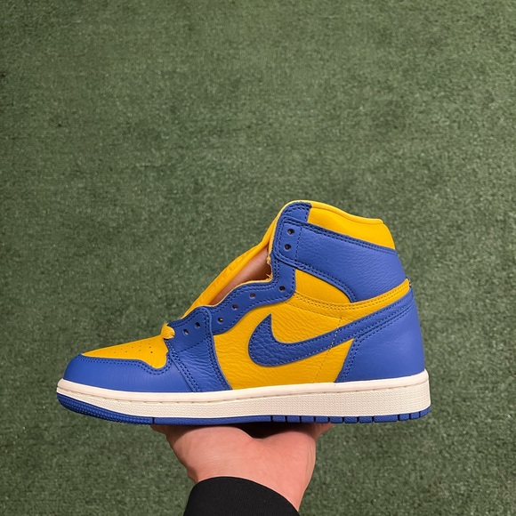 Jordan 1 High Reverse Laney - Picture 2 of 4